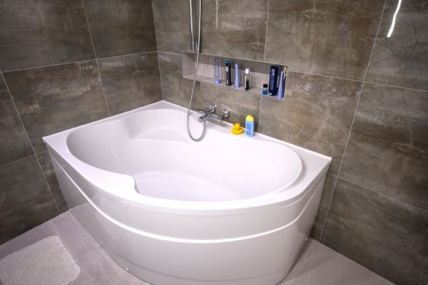 Large Bathtub Installation in Valparaiso